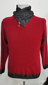 Dettaglio maglione rosso da uomo con scollo a V, zip e colletto in maglia a contrasto