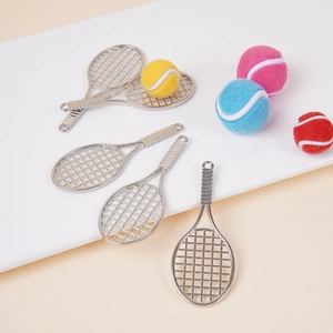 Mini racchetta da tennis argento e ciondoli a palla di peluche colorati per fai da te