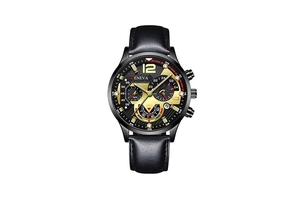 Détail du cadran chronographe avec aiguilles lumineuses et bracelet en cuir noir de cette montre