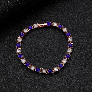 Détail du bracelet en or rose avec zircons bleu foncé et clairs avec fermoir pliable