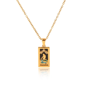 Dettaglio del pendente tarocchi placcato oro 18k con smalto nero e piccole pietre preziose
