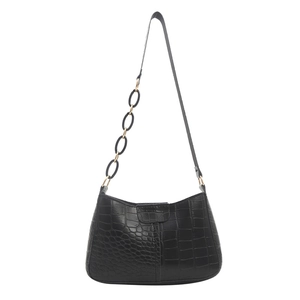 Borsa sottobraccio nera minimalista con motivo a coccodrillo e catena decorativa