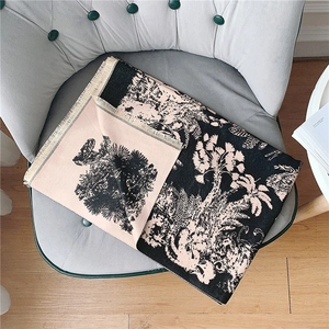 Écharpe classique noir et beige à motif pied-de-poule avec fleurs et franges