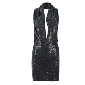 Gros plan du tissu à paillettes et du décolleté en V profond sur cette mini robe
