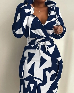 Dettaglio del completo a due pezzi con felpa e gonna a motivi geometrici blu e bianchi
