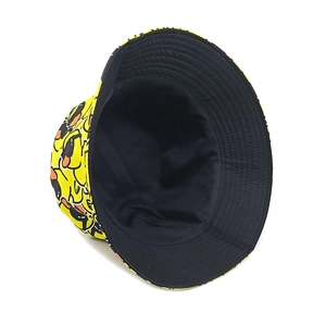 Cappello a secchiello giallo reversibile con stampa di papere e fodera nera per protezione solare