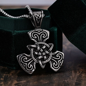 Vue macro du pendentif nœud celtique viking en argent vieilli sur boîte en velours vert