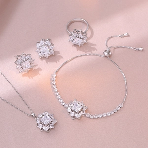 Prachtige zilveren bloemen sieradenset met prinses geslepen zirkoon ketting en ringen