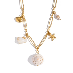 Détail d'un collier en titane doré avec pendentifs étoile de mer et coquillages variés