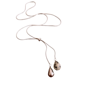 Collier long en Y minimaliste avec pendentifs goutte en argent poli et pierre dalmatien