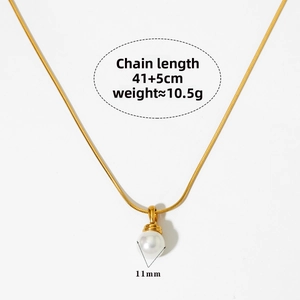 Dettaglio della collana a catena serpente dorata con perla da 11mm e lunghezza 41+5cm