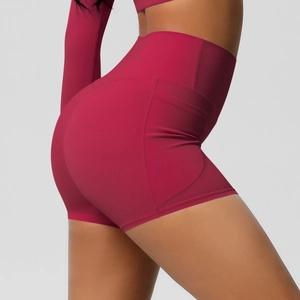Détail du short de yoga rose rouge à taille haute avec poche latérale et coutures fines