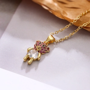 Collana con ciondolo a forma di orso d'oro e cristalli di zircone su sfondo minimalista