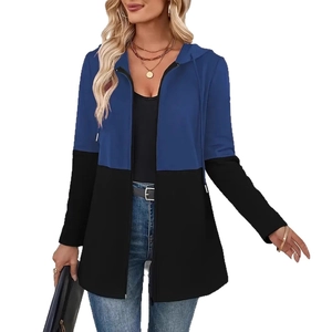 Dettaglio della felpa con cappuccio a contrasto blu e nero con coulisse regolabile