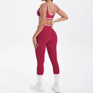 Details des burgunderroten Yoga-Sets mit weißen Kontrastkanten und elastischem Rückendesign