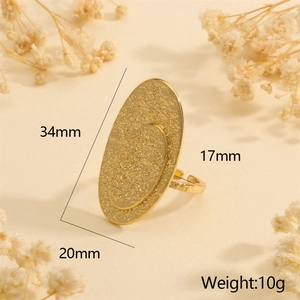 Detail showing dimensions 34mm by 20mm for the gold hammered finish open ring