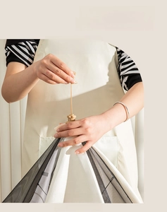 Détail de la cloche alimentaire pliable avec mécanisme de cadre noir et maille