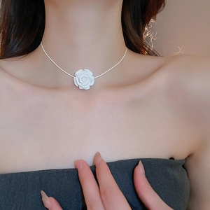 Gros plan d'un collier ras du cou fleur 3D blanche au design rétro élégant