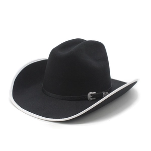 Détail d'un chapeau de cowboy en feutre noir avec bord blanc et boucle fleurie argent