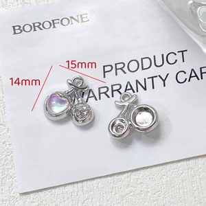 Détail macro d'un pendentif cerise DIY avec pierre en cœur et dimensions de taille 15 mm