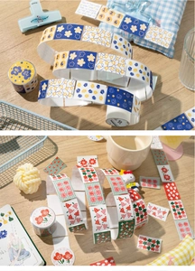 Vue détaillée de divers rubans washi floraux pour scrapbooking sur une table en bois.