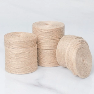 Rouleaux de ficelle de jute naturelle pour emballage cadeau sur fond de marbre blanc
