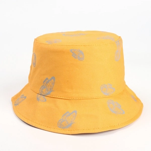 Détail du chapeau de soleil jaune gingembre avec motif imprimé papillon bleu
