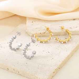Chic 18K gold and silver U-shaped stainless steel earrings with shell pearls inlay