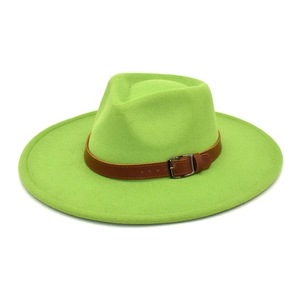 Détail d'un chapeau fedora vert néon avec bande en cuir marron et boucle en argent