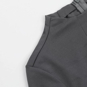 Détail de l'encolure et de l'épaule d'une robe grise avec fermeture éclair invisible