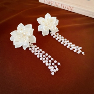 Eleganti orecchini a fiore bianco con nappe di perle sintetiche e catena metallica oro