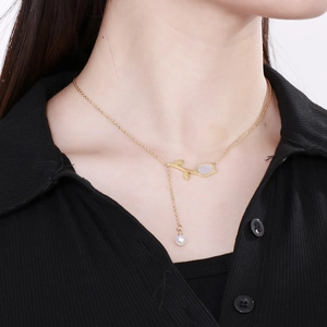 Collier tulipe doré élégant avec pendentif perle sur une chaîne maille fine