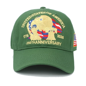 Detail der Stickerei zum 250. Jubiläum der USA mit Adler auf grüner Baumwollkappe