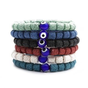 Nahaufnahme von sechs Lava-Armbändern mit bösem Blick in verschiedenen Farben