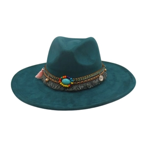 Cappello Fedora verde pavone a tesa larga con fasce etniche di perline e nappine sfrangiate