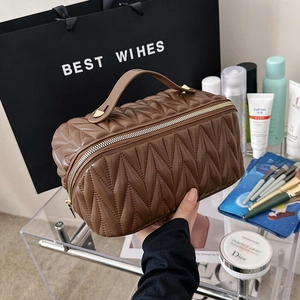 Borsa Da Trucco In Pelle PU Trapuntata Grande Capacità Organizzatore Di Cosmetici Da Viaggio Con Manico Motivo Chevron Doppia Cerniera
