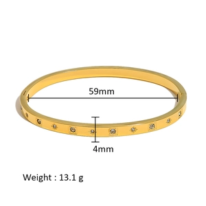 Detalle de brazalete de estrella chapado en oro 18K con diámetro 59mm y ancho de 4mm