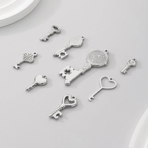 Detailansicht von acht verschiedenen Vintage-Schlüsselanhängern aus Edelstahl für DIY-Schmuck