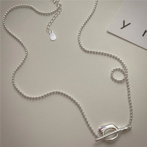 Nahaufnahme der 925er Sterlingsilber Kugelkette mit minimalistischem OT-Knebelverschluss
