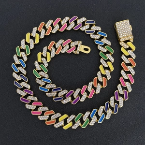 Massive goldfarbene Cuban Link Halskette mit Regenbogen-Emaille und funkelnden Strasssteinen