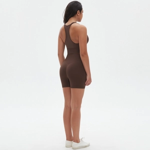 Vista posteriore del top racerback marrone scuro e degli shorts a vita alta con effetto push-up