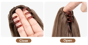 Detailansicht der braunen Haarverlängerung mit gezeigter Krallenklemme in offen und zu