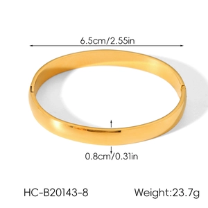 Detail view of gold stainless steel bangle showing 6.5cm diameter and 0.8cm width specs