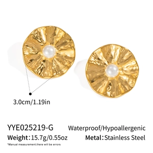 Detailed view of hammered gold stainless steel earrings with white pearl and size dimensions