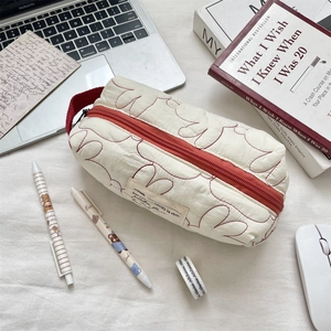 Estuche acolchado con corazones de gran capacidad y asa lateral de transporte