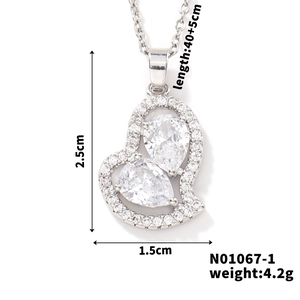 Dettaglio macro del ciondolo a cuore argento con dimensioni e cristalli brillanti