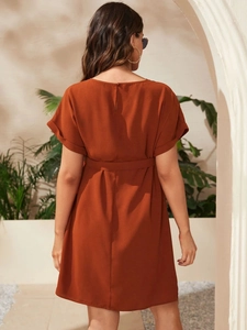 Elegant short-sleeved maternity dress in caramel brown with belted waist and batwing sleeves