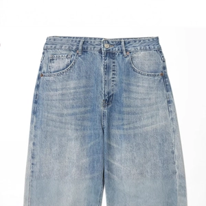 Hoch taillierte, hellblau gewaschene Denim-Jeans mit Rissen und lockerem Schnittdesign