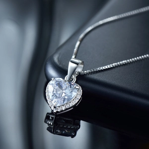 Elegante collana a cuore in argento S925 con zirconi brillanti e catenina veneziana