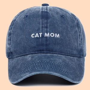 Dunkelblaue gewaschene Denim-Baseballkappe mit weißer CAT MOM Stickerei für Damen